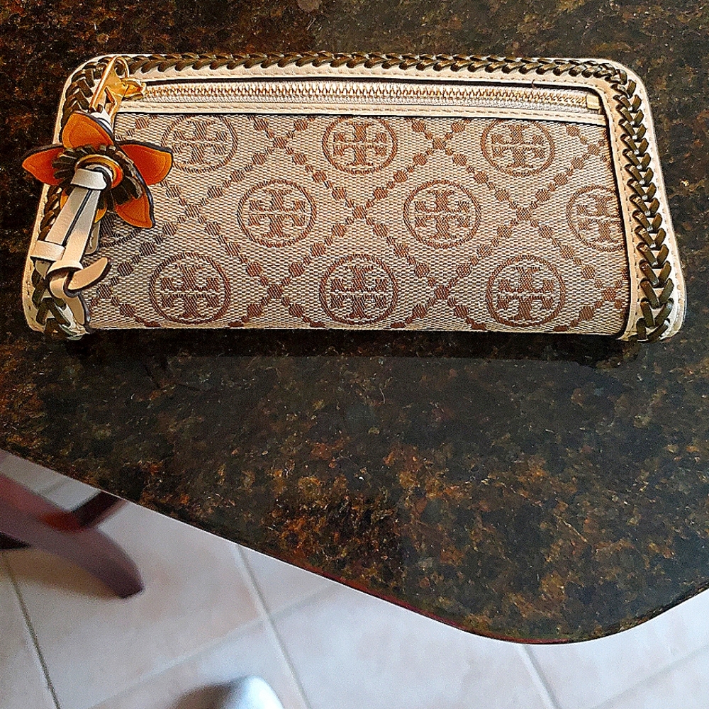 Brand new Tory Burch slim wallet